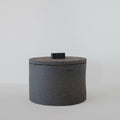 Boîte cylindrique en pierre sombre TERA STONE, couvercle à bouton noir