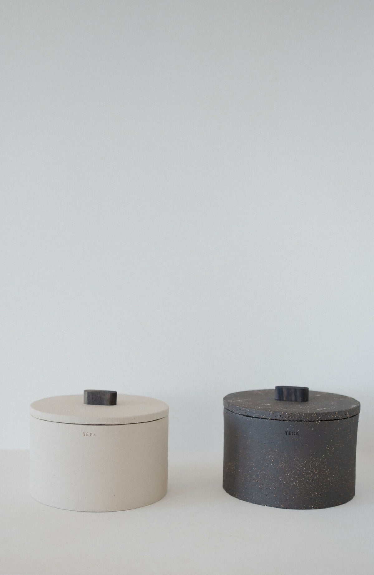 Paire de boîtes cylindriques TERA STONE : blanche et pierre sombre, boutons noirs