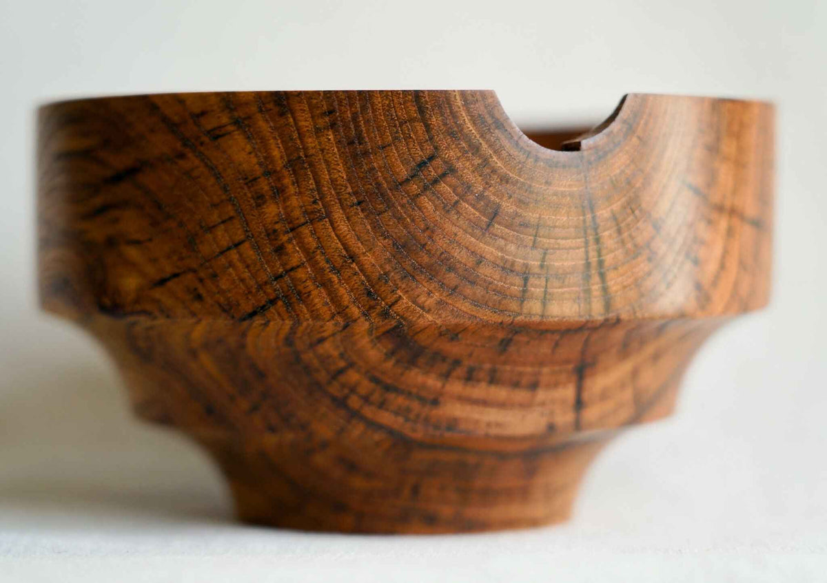 Bol en bois fait-main, intérieur sculpté aux veinures foncées