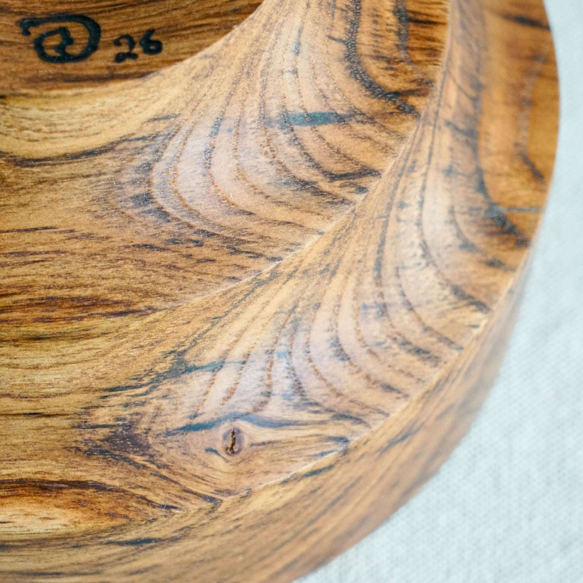 Bol en bois fait-main, marquage décoratif gravé, veinures claires et foncées