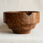 Bol en bois fait-main brun, bord arrondi et évidement central