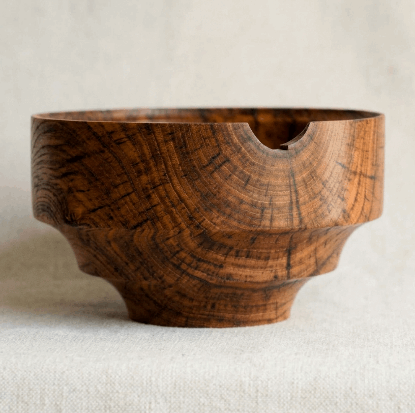 Bol en bois fait-main brun, bord arrondi et évidement central