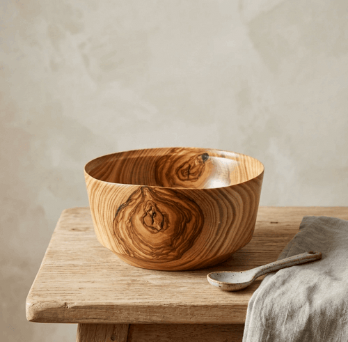 Bol en bois à veines marbrées, bord arrondi, finition naturelle.