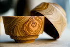 Bol en bois sculpté, veinage marqué et nœud au centre, intérieur sombre