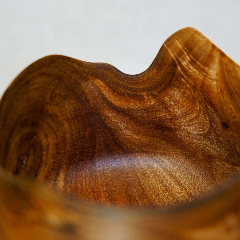 Bol en bois naturel, bord ondulé et texture du grain, intérieur poli
