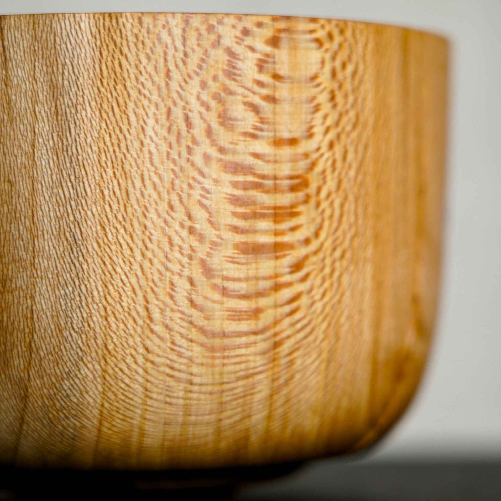 Bol en bois : gros plan du grain ondulé et des veines concentriques