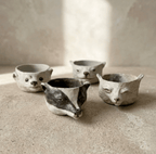 Lot de bols en céramique têtes de chat, blanc et gris, museaux visibles.