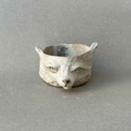 Bol en céramique renard des neiges blanc, face sculptée, yeux peints, grandes oreilles.