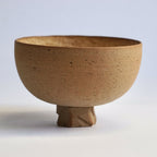 Bol en grès beige, forme évasée avec petit pied, vue de côté.