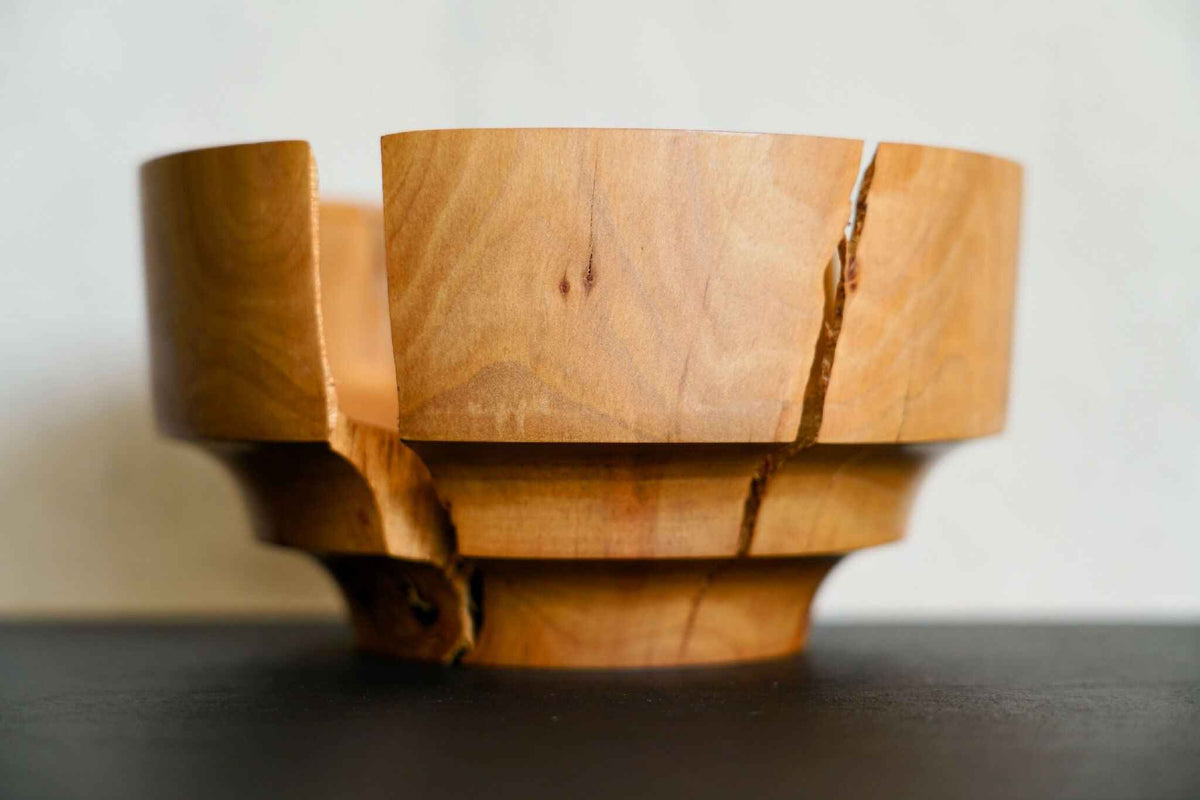 Bol en bois naturel, vue latérale avec fente centrale et base en sections