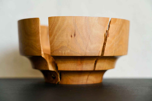 Bol en bois naturel, vue latérale avec fente centrale et base en sections