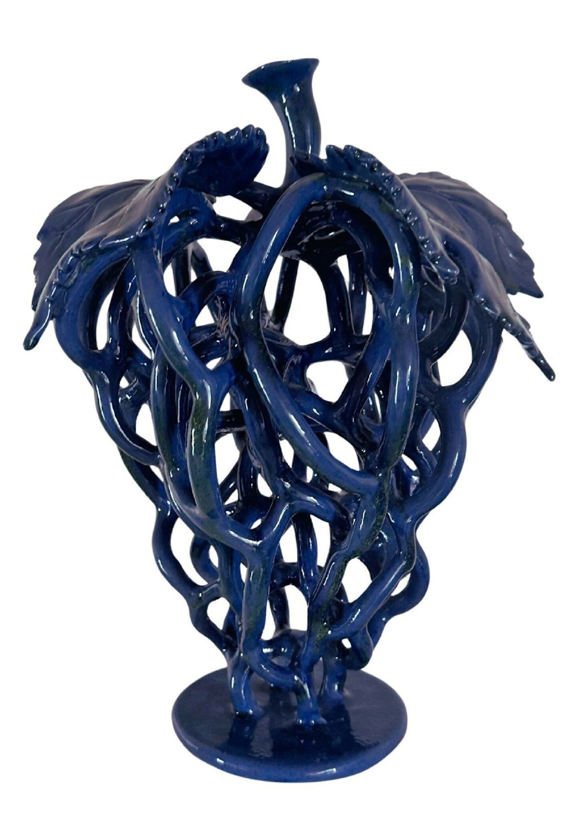Sculpture décorative bleu nuit, entrelacs en spirales sur socle, détails verts