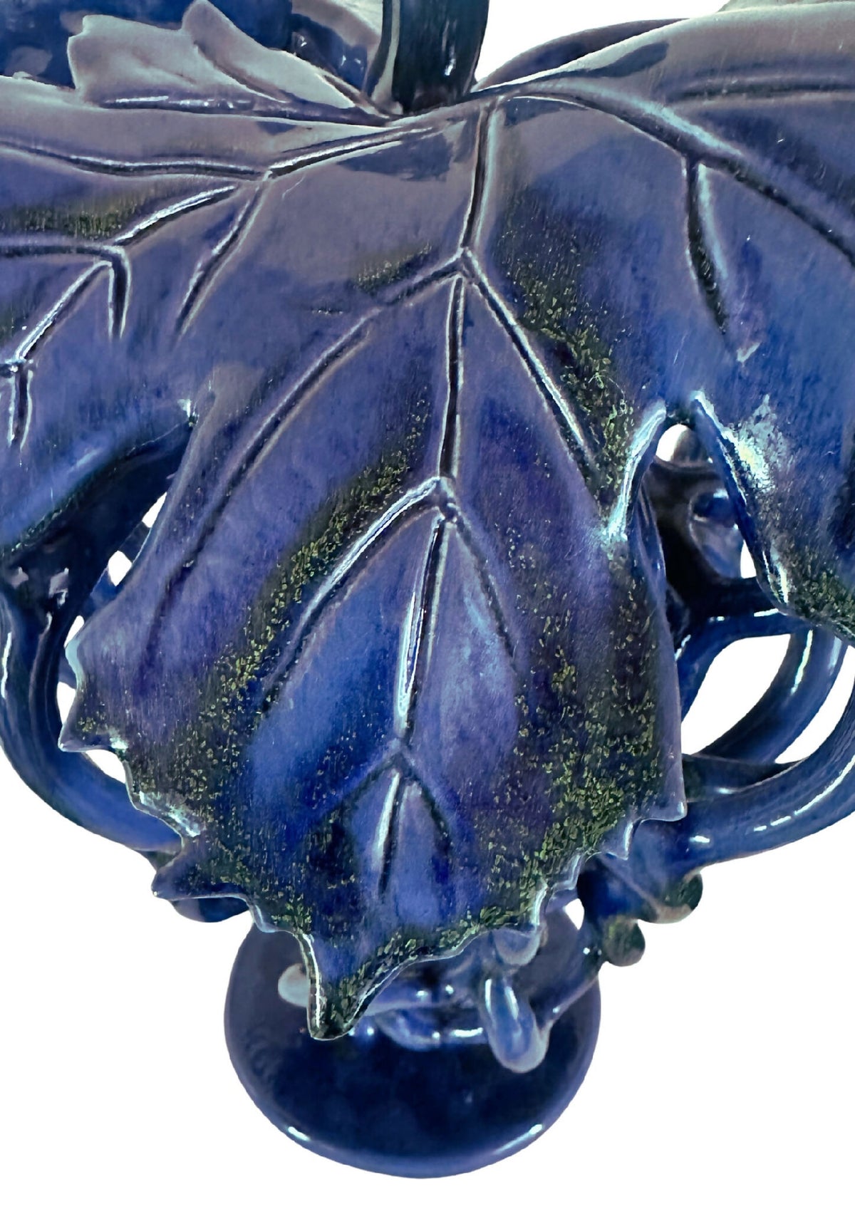 Sculpture décorative bleu nuit en entrelacs, motif feuillage, éclats verts