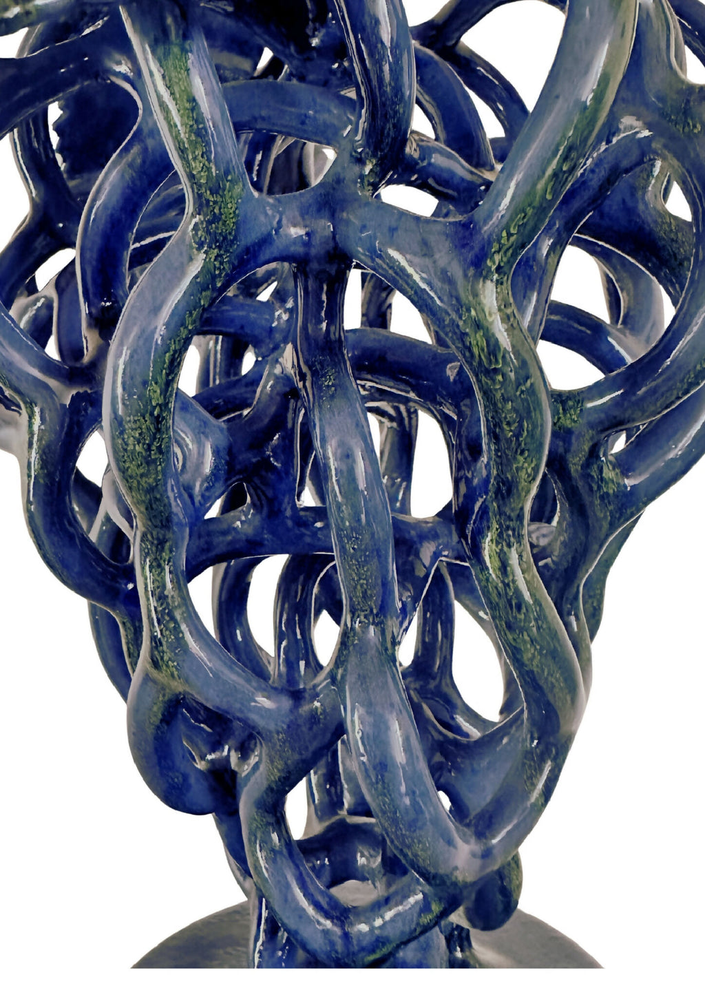 Sculpture décorative bleu nuit, entrelacs torsadés en relief, vue rapprochée