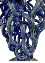 Sculpture décorative bleu nuit, entrelacs torsadés en relief, vue rapprochée