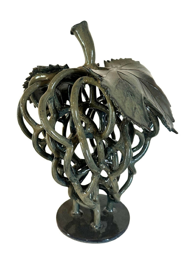 Sculpture décorative Botrus en métal patiné vert foncé, forme de grappe et tige