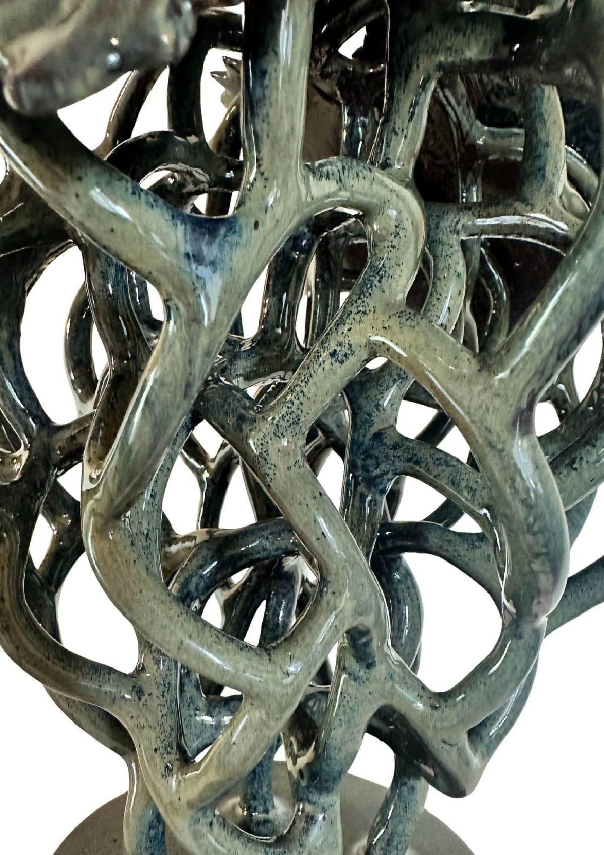 Sculpture décorative en métal patiné vert bleu, volutes entrelacées et tiges