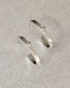 Boucles d’oreilles courbes en métal argenté, anneaux en serti, style martelé