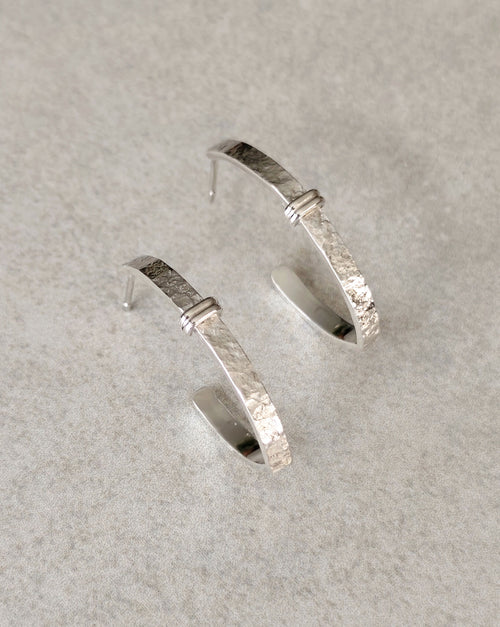 Boucles d’oreilles courbes en métal argenté, anneaux en serti, style martelé