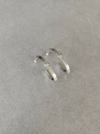 Boucles d’oreilles courbes argentées, surface martelée et charnière entre deux parties