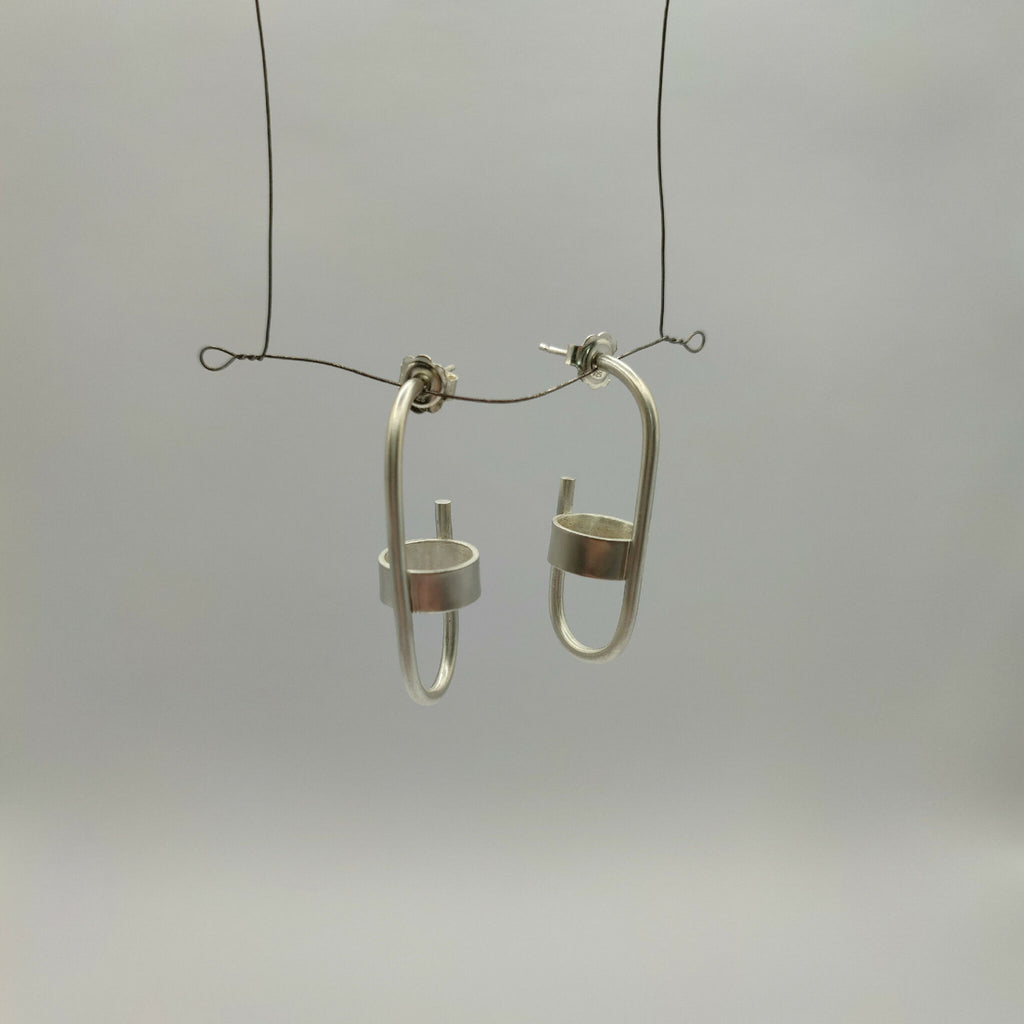 Boucles d’oreille anneaux argentés avec barre rectangulaire