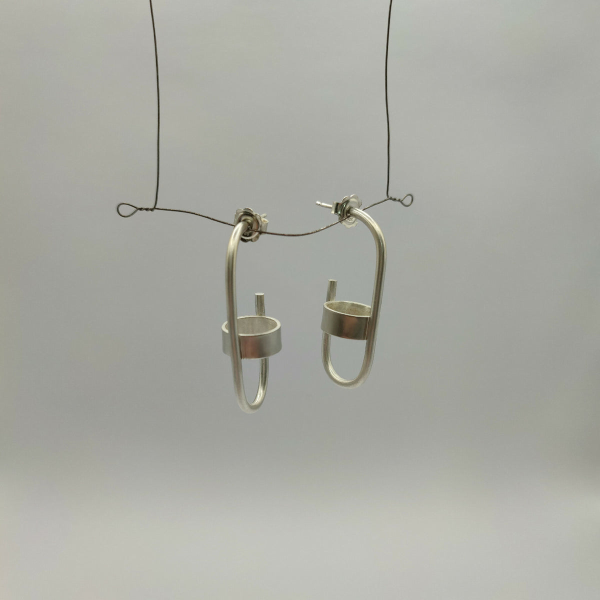 Boucles d’oreille anneaux argentés avec barre rectangulaire