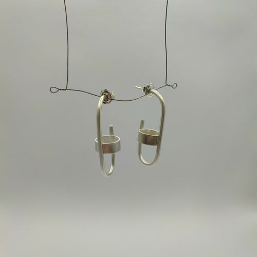 Boucles d’oreille anneaux argentés avec barre rectangulaire