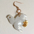 Boucles d’oreille colombes blanches, détail perles dorées et pendentif