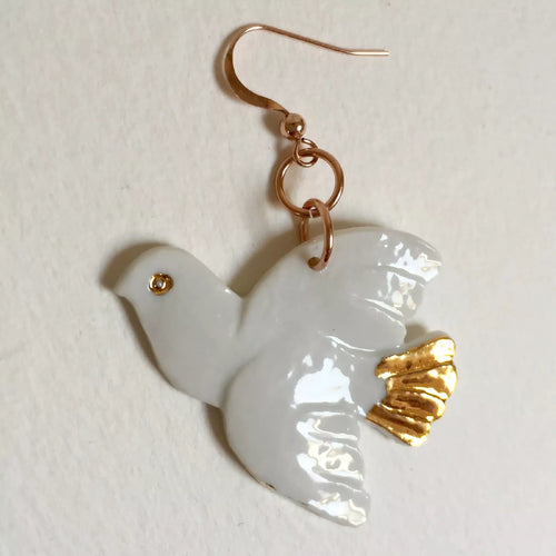 Boucles d’oreille colombes blanches, détail perles dorées et pendentif