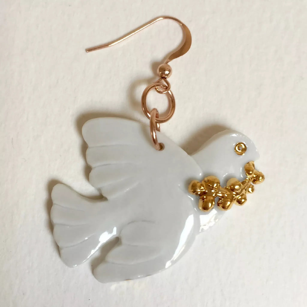 Boucles d’oreille colombe blanche, chaîne dorée et crochet à l’oreille