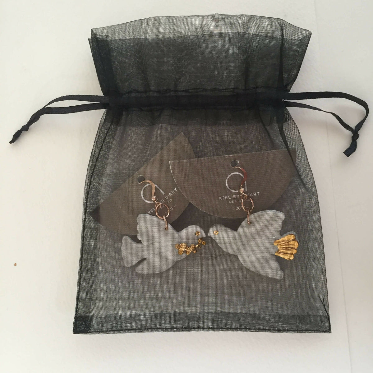 Boucles d’oreille colombes blanches dans pochette organza noire, crochets dorés