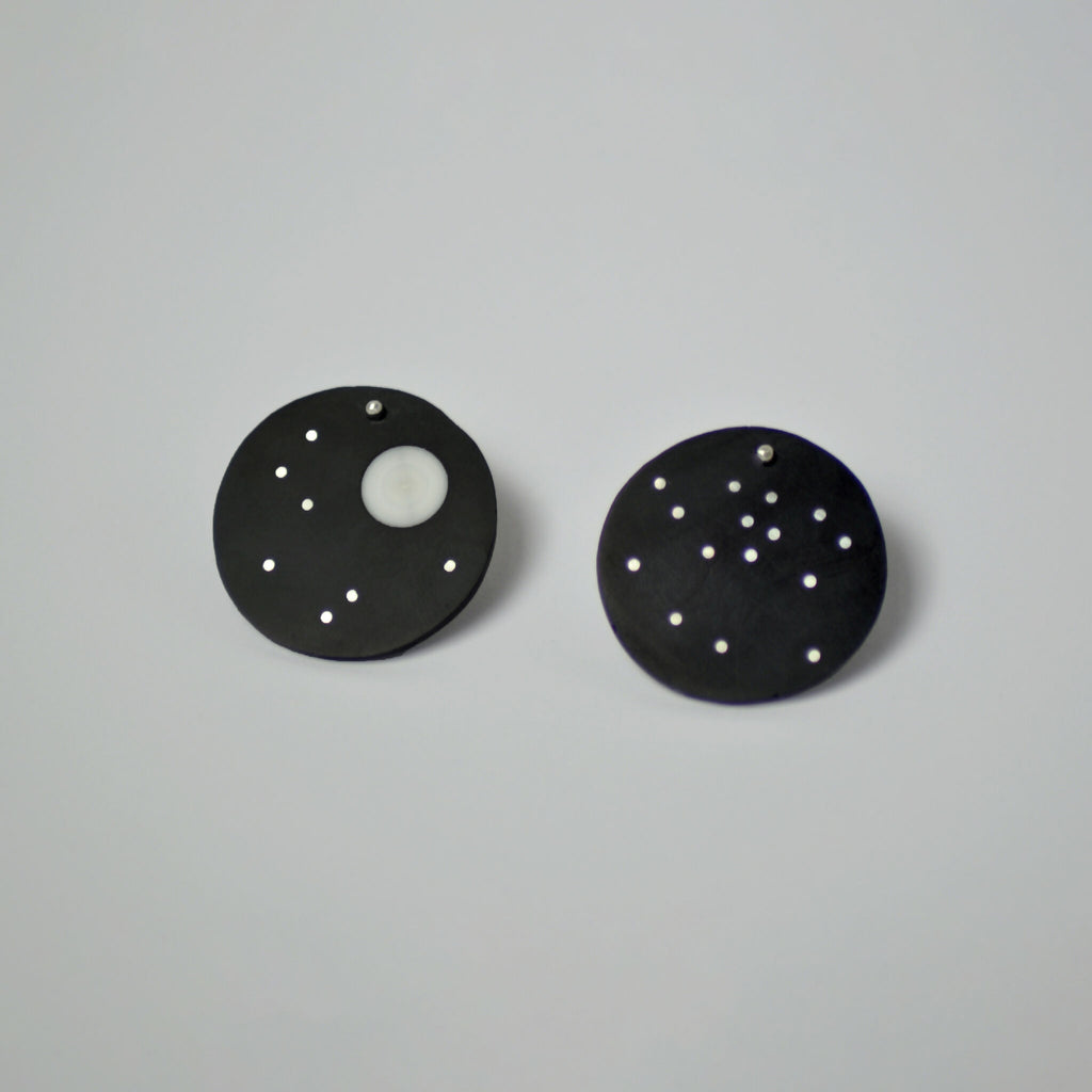 Paire de boucles d’oreilles constellation rondes noires, motifs d’étoiles blanches