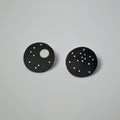 Paire de boucles d’oreilles constellation rondes noires, motifs d’étoiles blanches