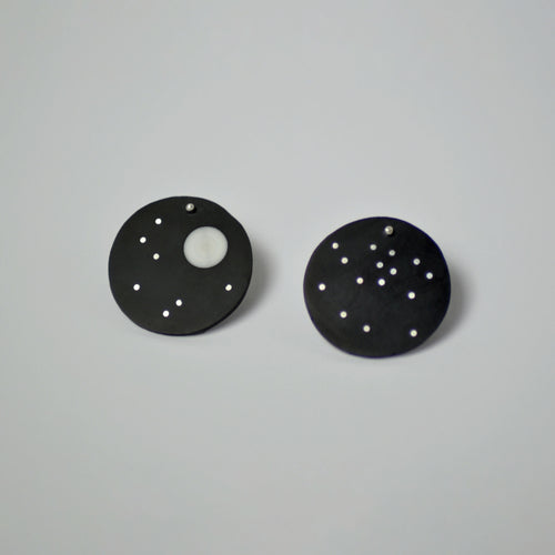 Paire de boucles d’oreilles constellation rondes noires, motifs d’étoiles blanches
