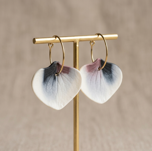 Boucles d’oreille créoles en porcelaine Marie Courtillat : pendants cœur blanc rosé, anneaux dorés.