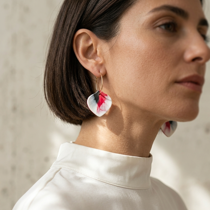 Boucles d’oreille créoles en porcelaine Marie Courtillat : pendants cœur rouge et blanc, anneaux fins dorés.