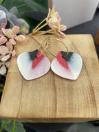 Boucles d’oreille créoles en porcelaine, cœurs bleu clair, attache noir et rouge.