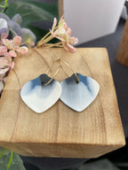 Boucles d’oreille créoles en porcelaine, cœurs bleu clair, attache noir et vert émeraude.