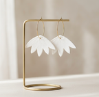 Boucles d’oreille créoles dorées avec pendentifs en porcelaine blanche forme de pétales