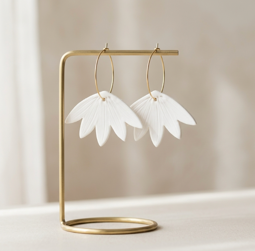 Boucles d’oreille créoles dorées avec pendentifs en porcelaine blanche forme de pétales