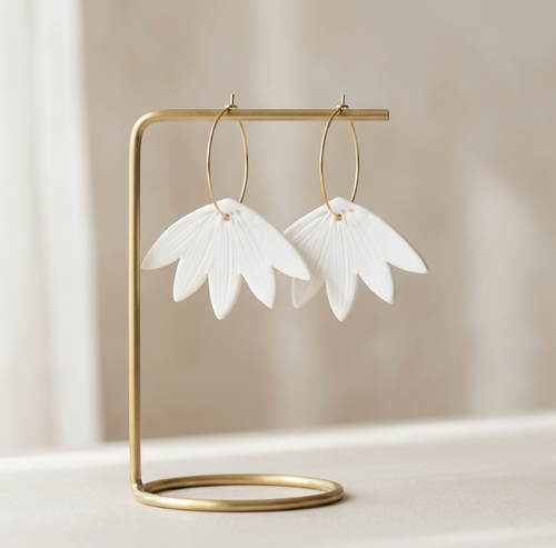Boucles d’oreille créoles dorées avec pendentifs en porcelaine blanche forme de pétales