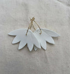 Boucles d’oreilles créoles en porcelaine Marie Courtillat, pétales blancs.