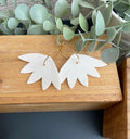 Boucles d’oreilles créoles en porcelaine Marie Courtillat, deux pendentifs pétales blancs.