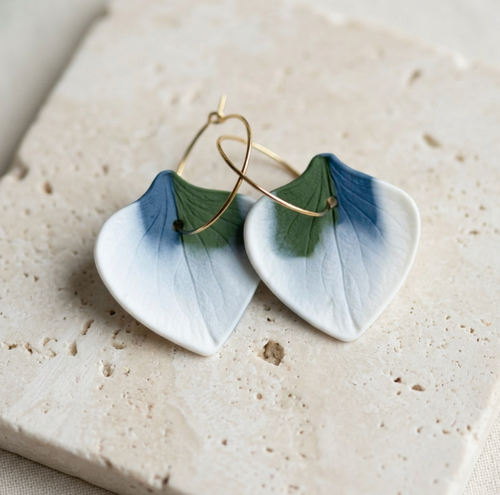 Boucles d’oreille créoles Marie Courtillat, breloques feuilles bleu clair et vert