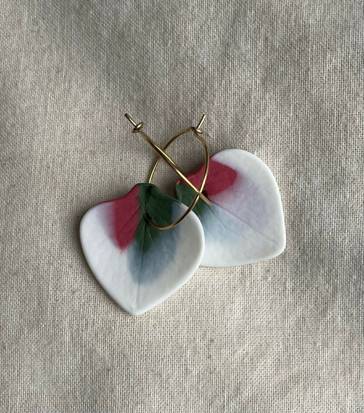 Boucles d’oreille créoles en porcelaine, pampilles fleurs blanches rose et vert sur anneau doré