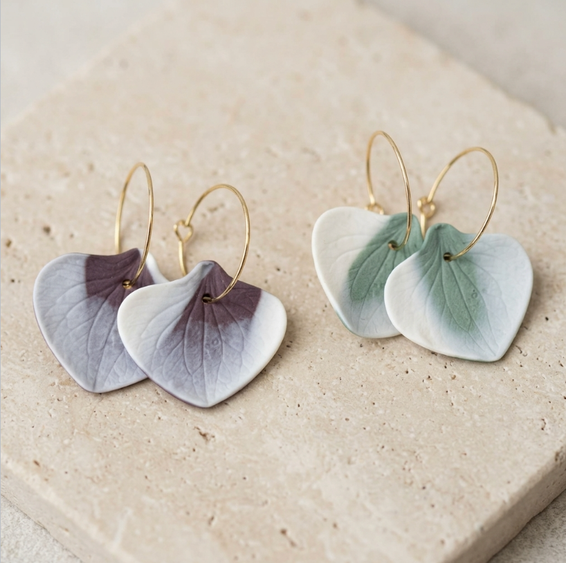 Paire de créoles en porcelaine Marie Courtillat, feuilles lilas et vertes