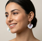 Boucle d’oreille créole en porcelaine Marie Courtillat, feuille lilas