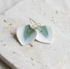 Boucles d’oreille créoles Marie Courtillat, porcelaine blanc-bleu nervurée et anneau doré