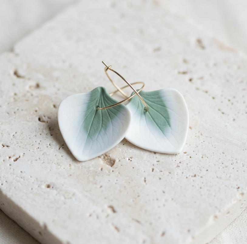Boucles d’oreille créoles Marie Courtillat, porcelaine blanc-bleu nervurée et anneau doré
