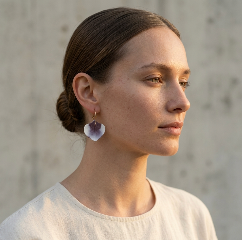 Boucles d’oreille créoles Marie Courtillat, porcelaine lilas en forme de pétale